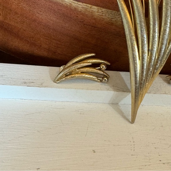 Vintage Brushed Gold Tone Fanned Leaf Brooch & Clip On Earrings Costume Set - Picture 2 of 14